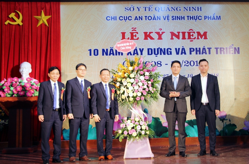 Cục trưởng Cục An toàn thực phẩm - Bộ Y tế tặng hoa chúc mừng Chi cục An toàn vệ sinh thực phẩm Quảng Ninh tại Lễ kỷ niệm 10 năm xây dựng và phát triển